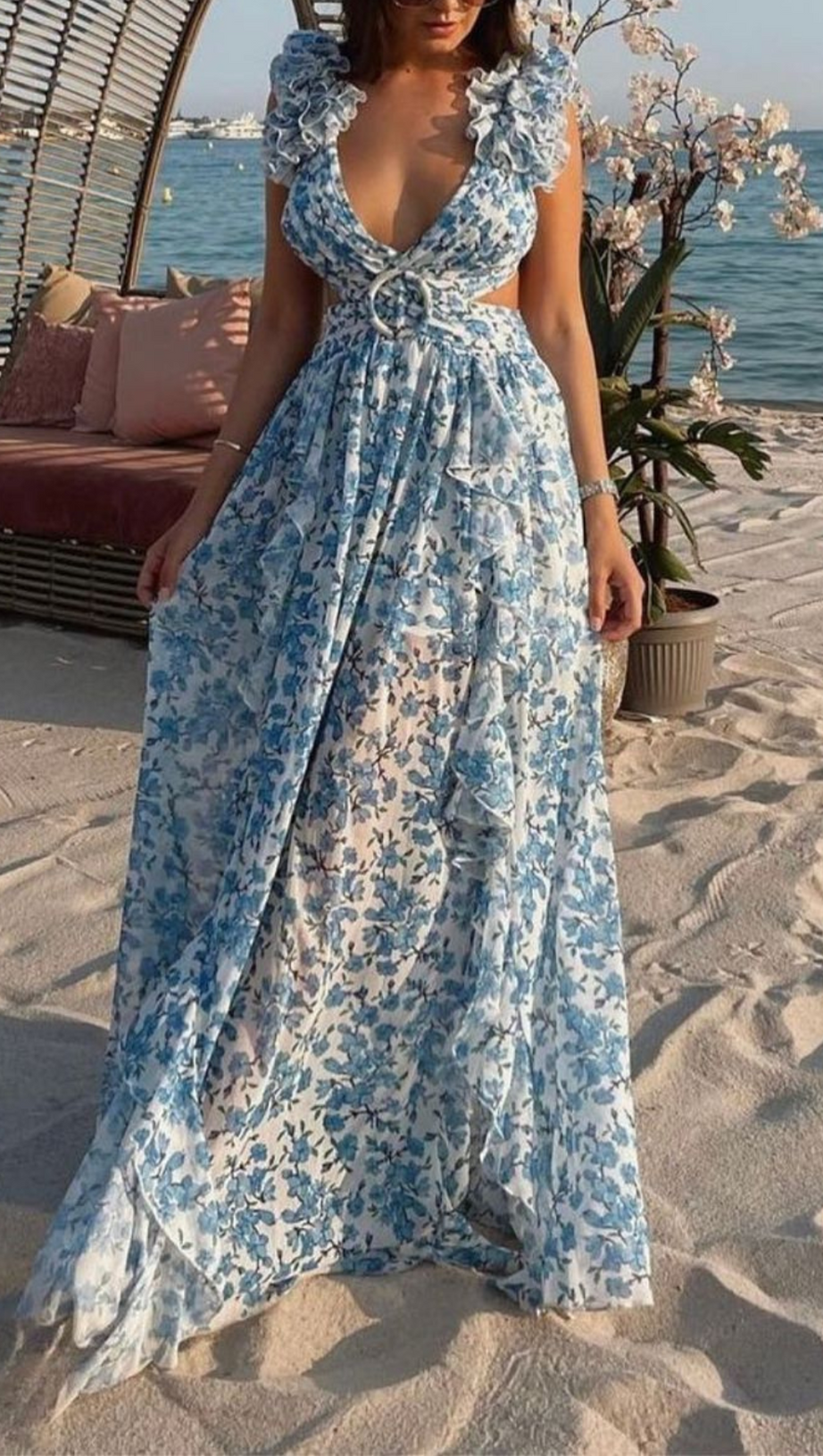 ABITO LUNGO CON RICAMI FLOREALI E VOLANT IN BLU 