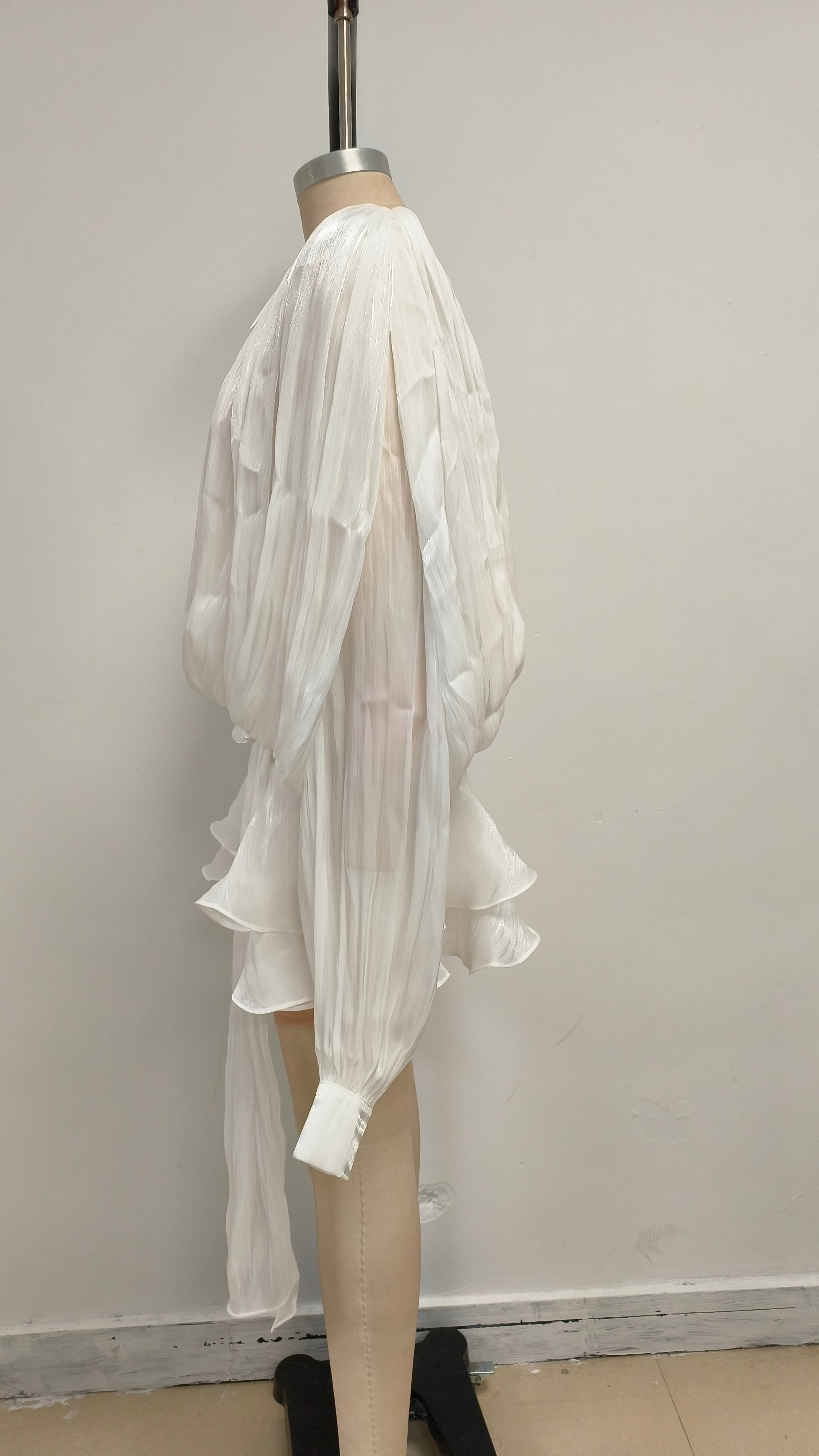 Weißes langärmliges Minikleid mit Schleife 