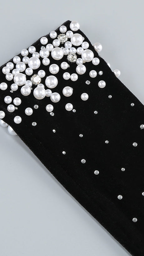 mit weißen Perlen besticktes Maxikleid in Schwarz