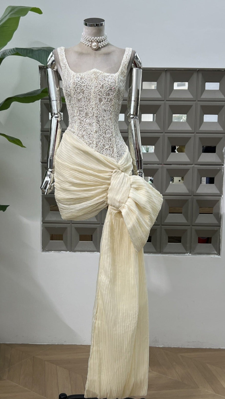 Bosede – Korsett-Minikleid mit Schleife und Spitze