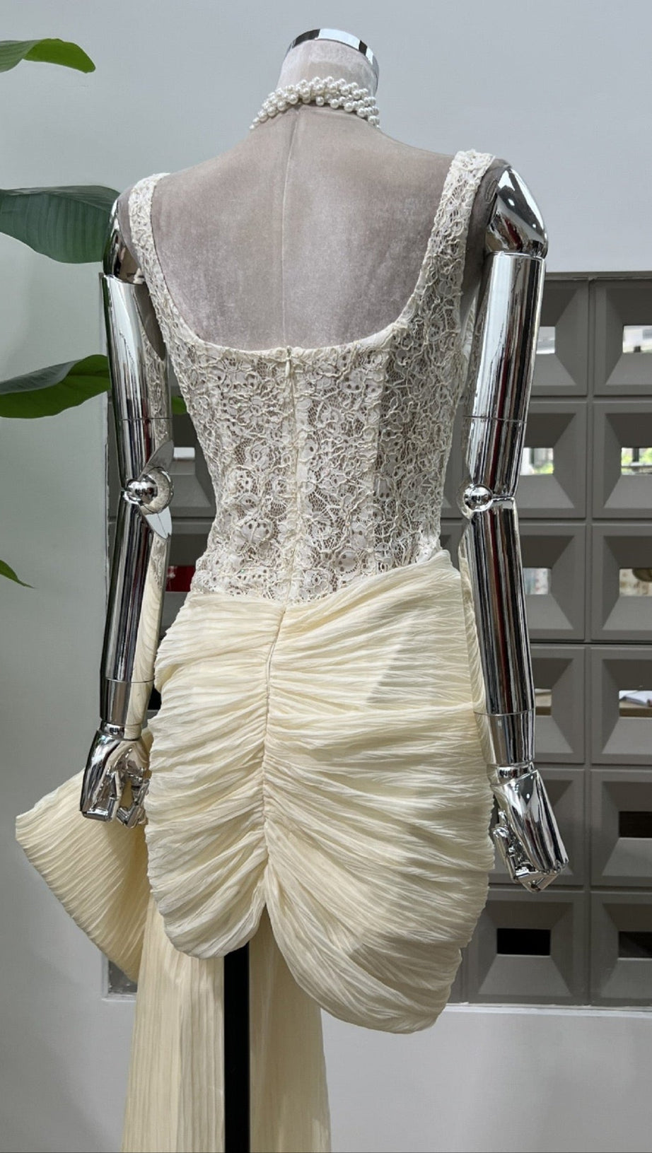 Bosede – Korsett-Minikleid mit Schleife und Spitze