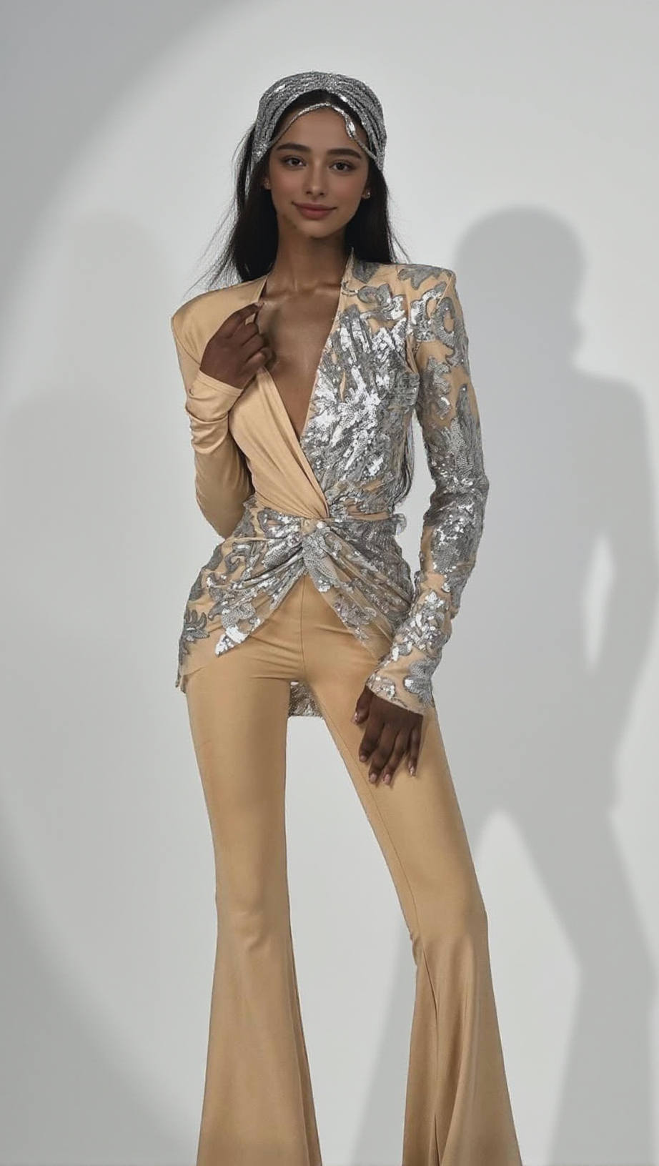 Langarm-Jumpsuit mit Pailletten in Sandsilber