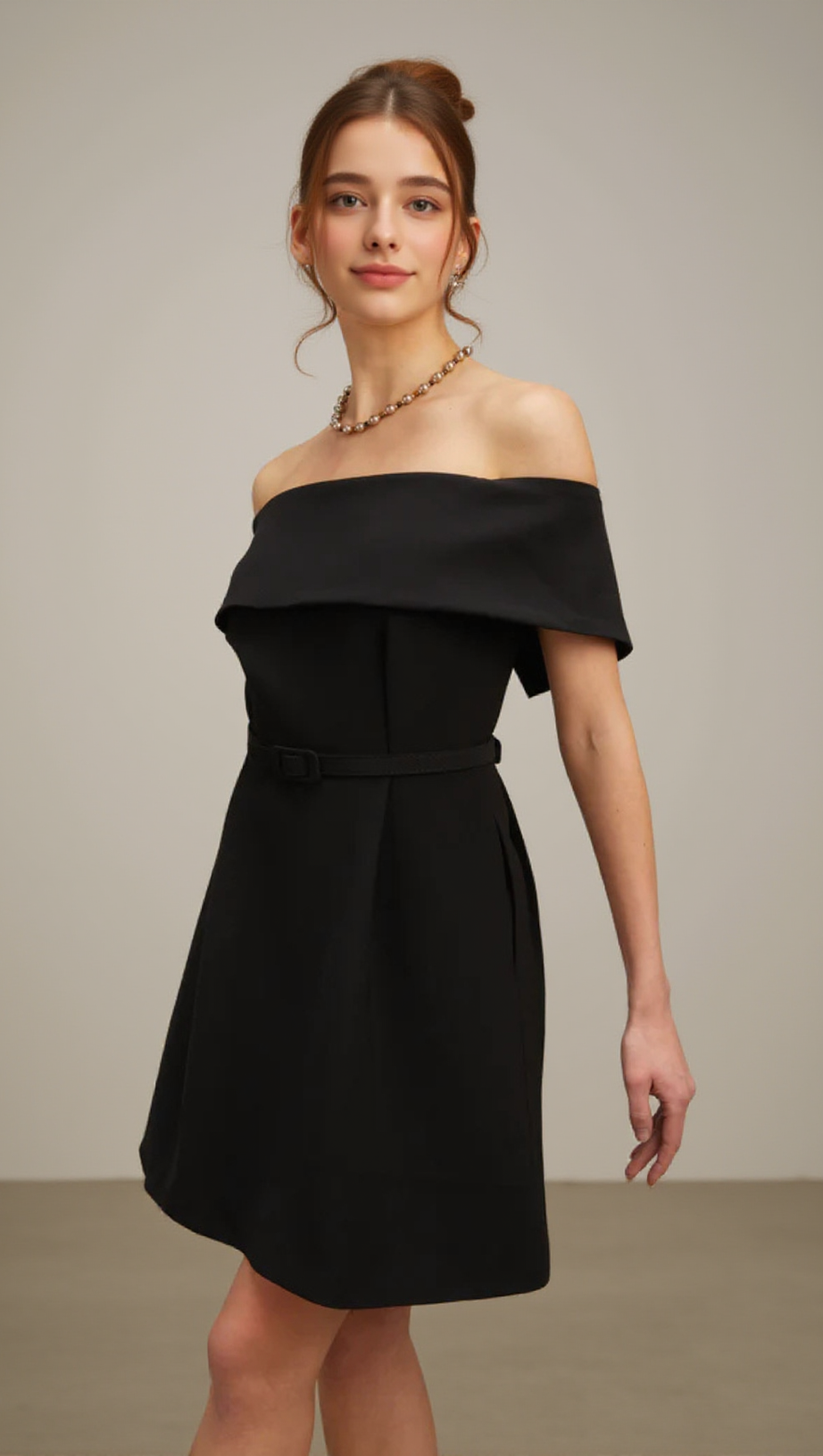 MINI ABITO NERO A TRAPEZIO CON CINTURA E SPALLE SCOPERTE