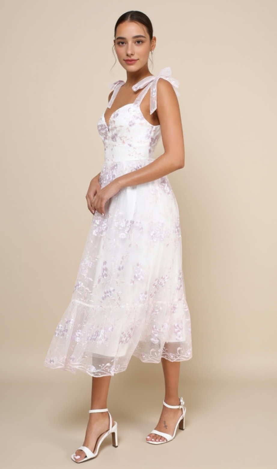 Weißes Midikleid mit Blumenstickerei und Bindeträgern