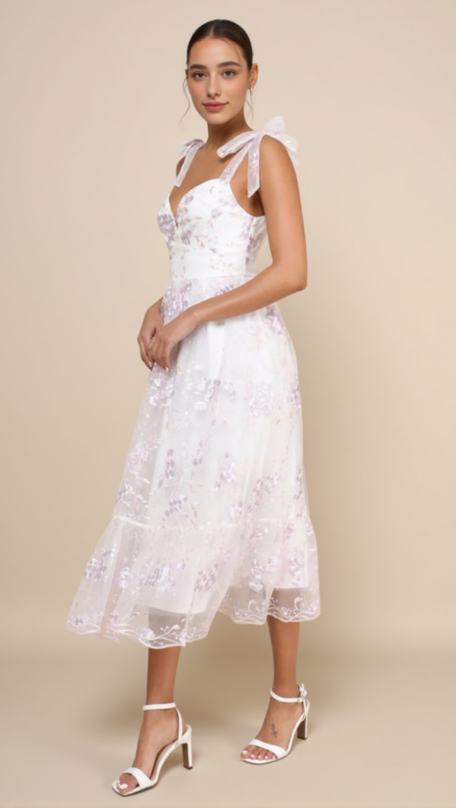 Weißes Midikleid mit Blumenstickerei und Bindeträgern