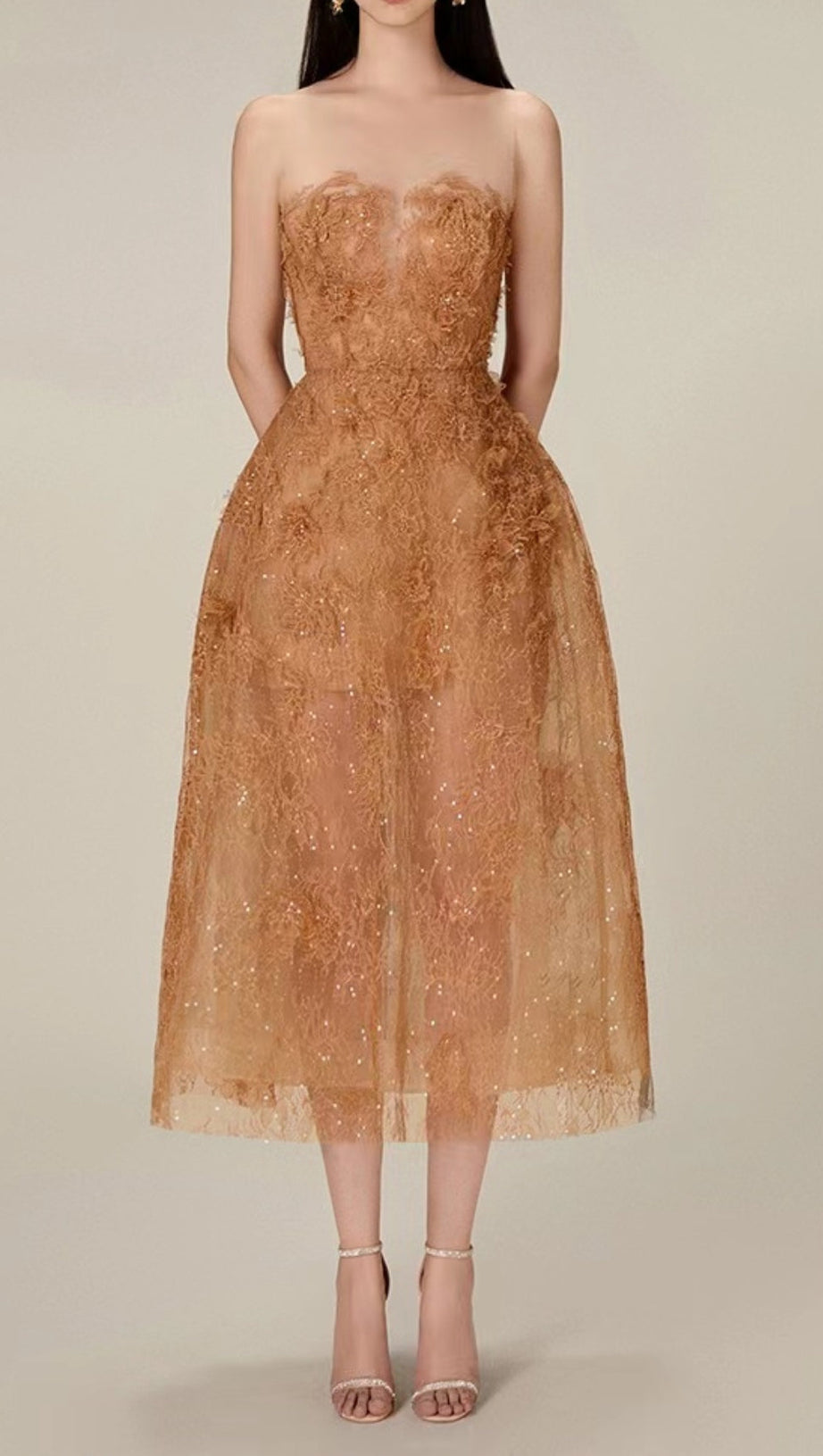 Karamellfarbenes Midikleid mit Blumenspitze und Stickerei