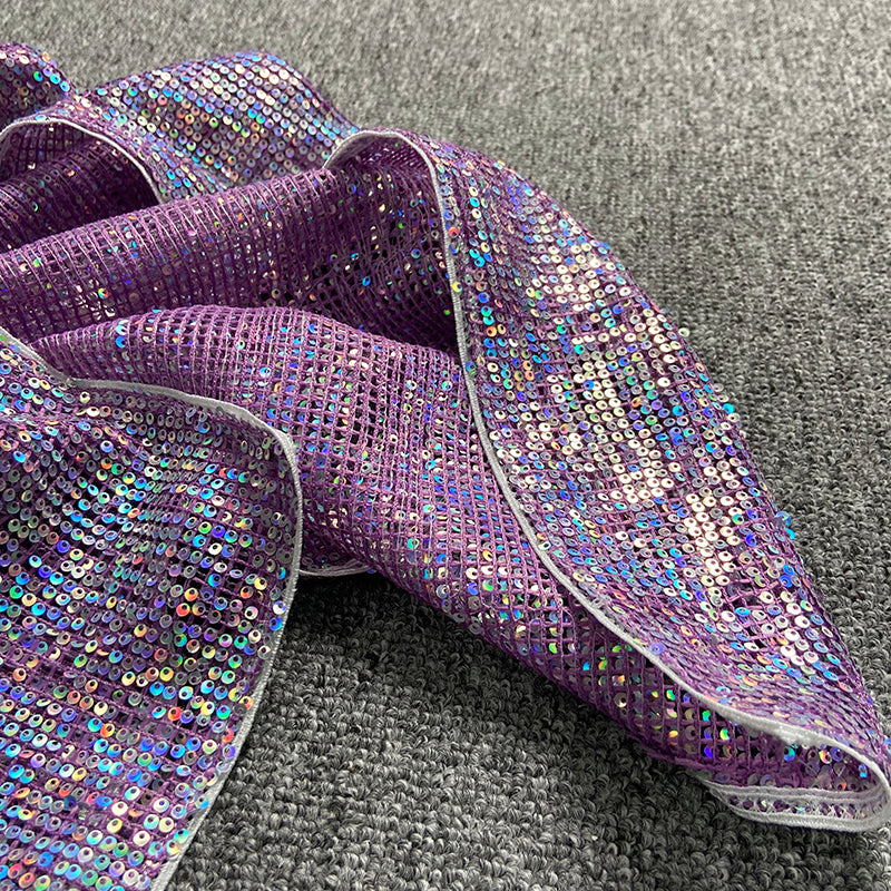 MIDIKLEID MIT PAILLETTEN UND AUSSCHNITT