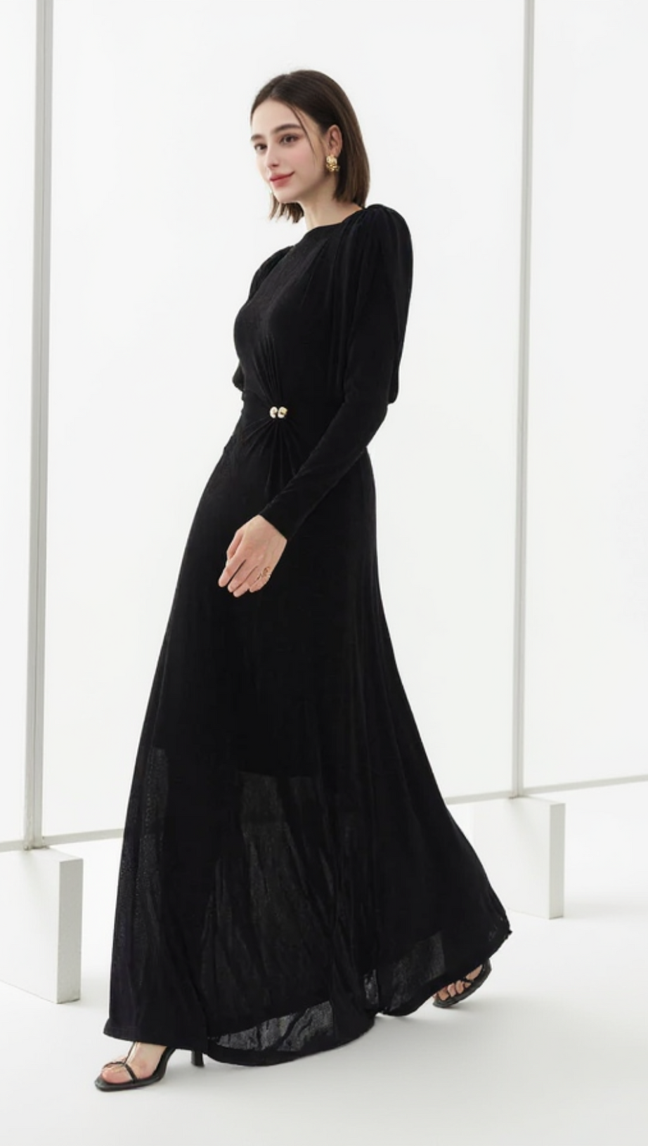 schwarzes, gerade geschnittenes Maxikleid aus Strickstoff mit U-Boot-Ausschnitt