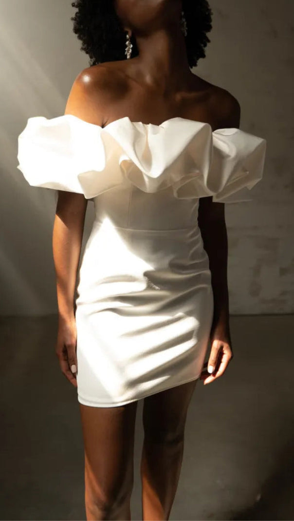 TRÄGERLOSES KLEID AUS SATIN MIT RÜSCHEN 