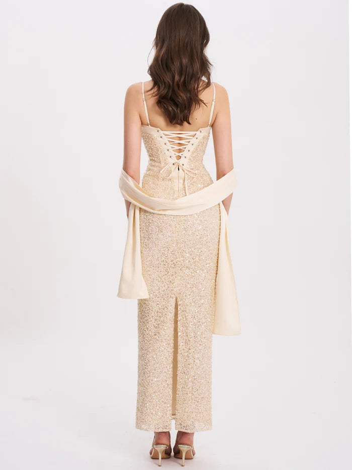 Raizel Maxikleid mit goldenen Perlen und Pailletten, figurbetont und mit Schal