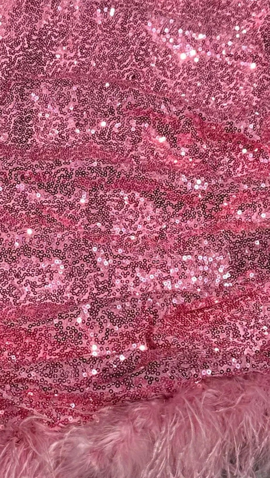 MINIKLEID MIT PAILLETTEN UND FEDERN IN ROSA