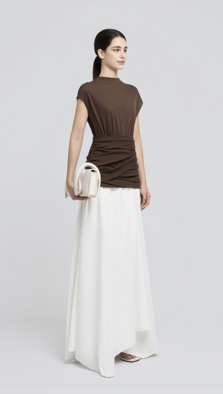 braunes Midikleid mit Querfalten und asymmetrischem Saum