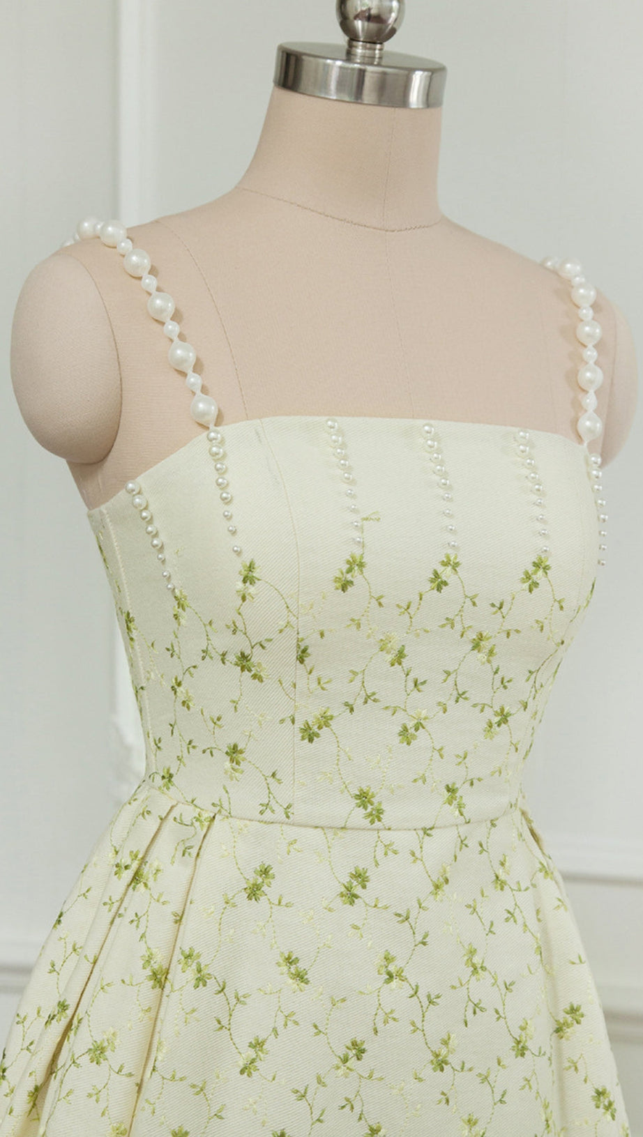 GRÜNES MIDIKLEID MIT PERLTRÄGERN UND DRUCK