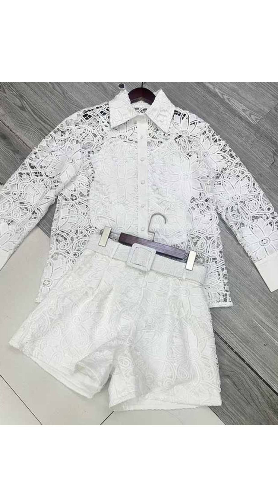 Completo due pezzi con camicia e pantaloncini in pizzo dal taglio cavo, colore bianco