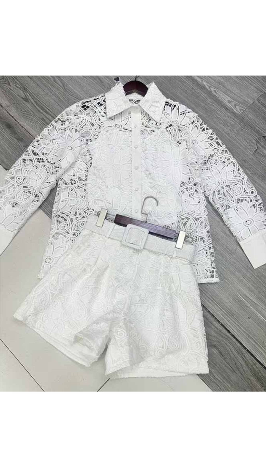 COMPLETO DUE PEZZI CON CAMICIA E SHORTS IN PIZZO TAGLIO CAVOLO IN BIANCO