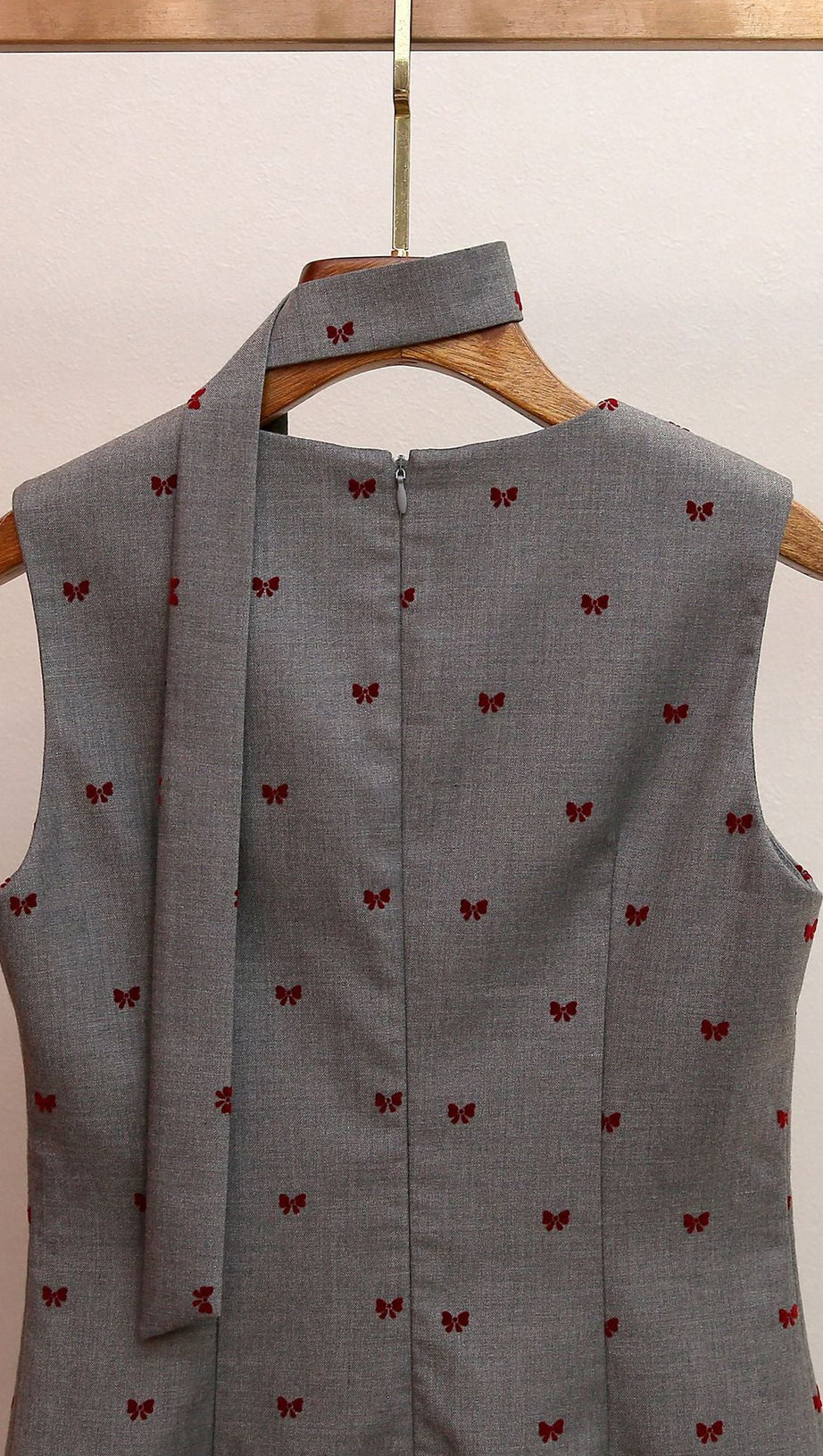 HARUYE PLAYFUL BOW PRINT SLEEVELESS MINI DRESS | SCALLOPED V-NECK & PLEATED HEM