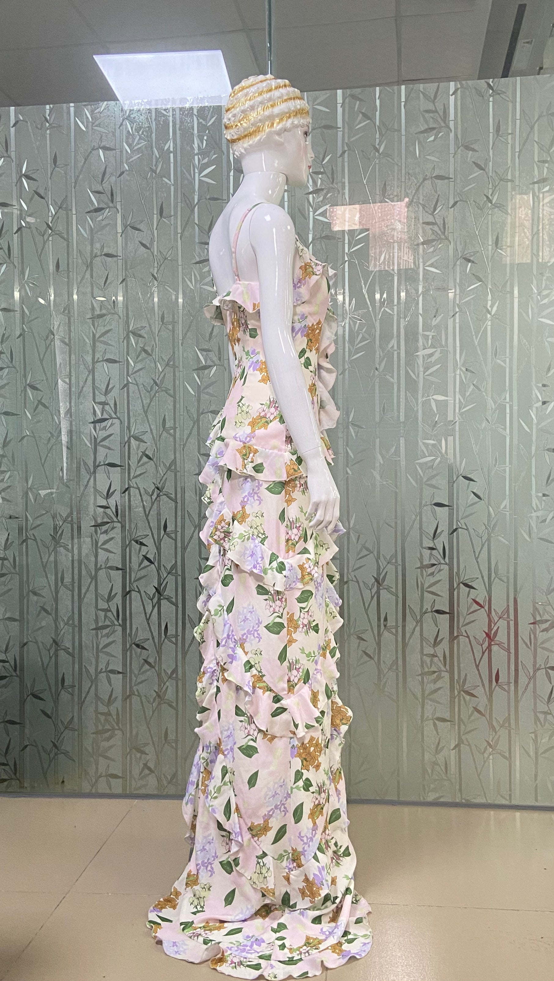 Asymmetrisches Maxikleid mit Rüschen und Blumenmuster in Beige