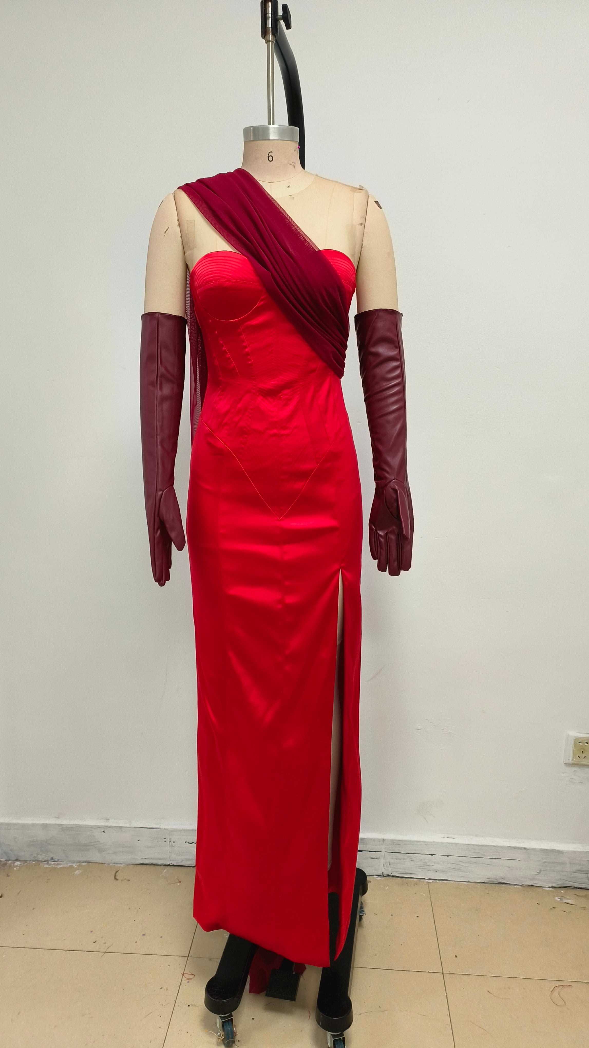 Trägerloses Kleid mit hohem Schlitz und Handschuhen