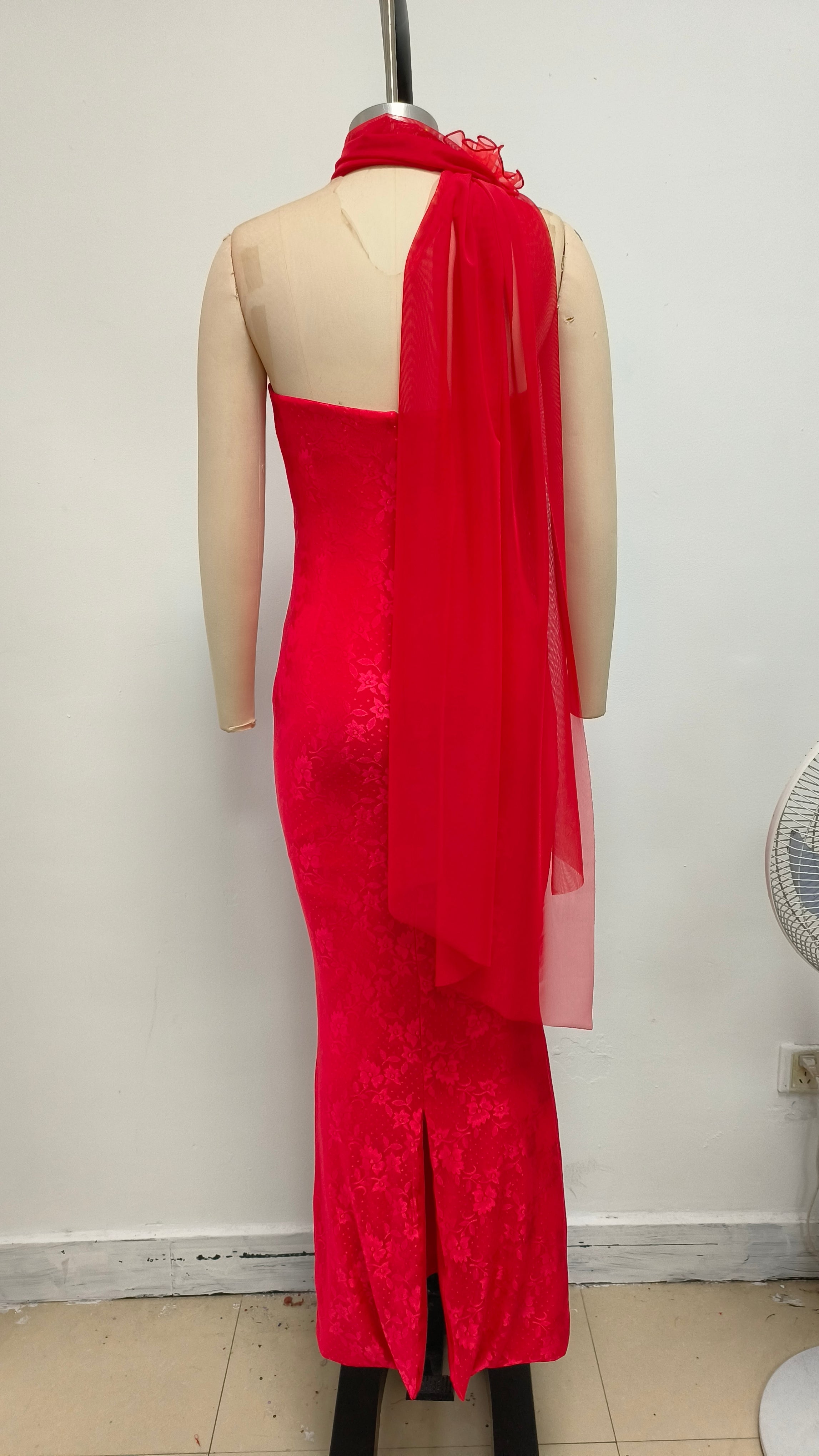 Rotes trägerloses Maxikleid