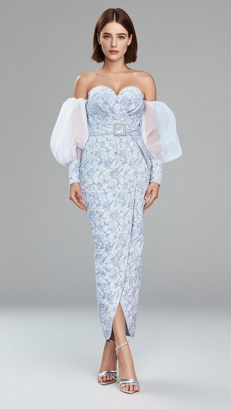 Schulterfreies Midikleid aus geblümtem Brokat mit Gürtel in Hellblau