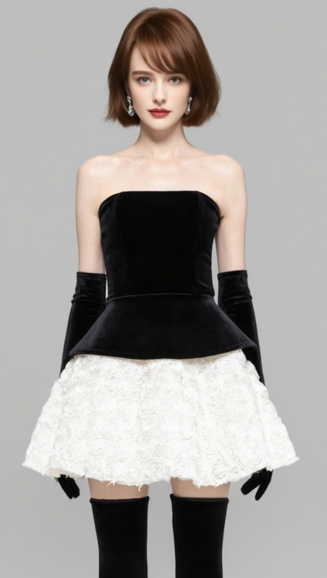 Trägerloses, zweifarbiges Minikleid mit Blumenmuster in Schwarz