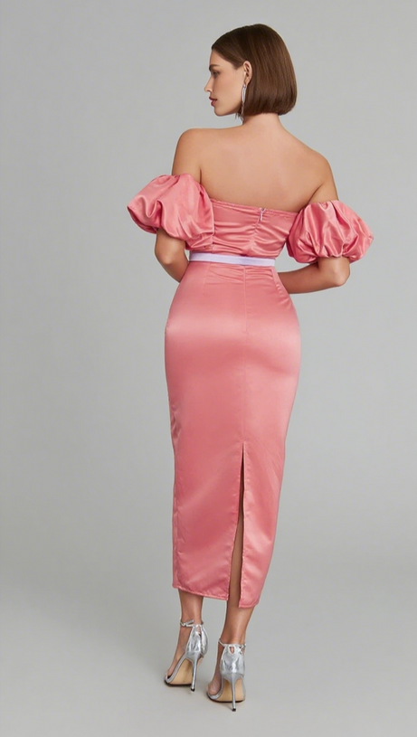 Schulterfreies Midikleid mit Puffärmeln und Gürtel in Pink