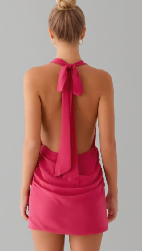 rosarotes Neckholder-Minikleid für den Strand