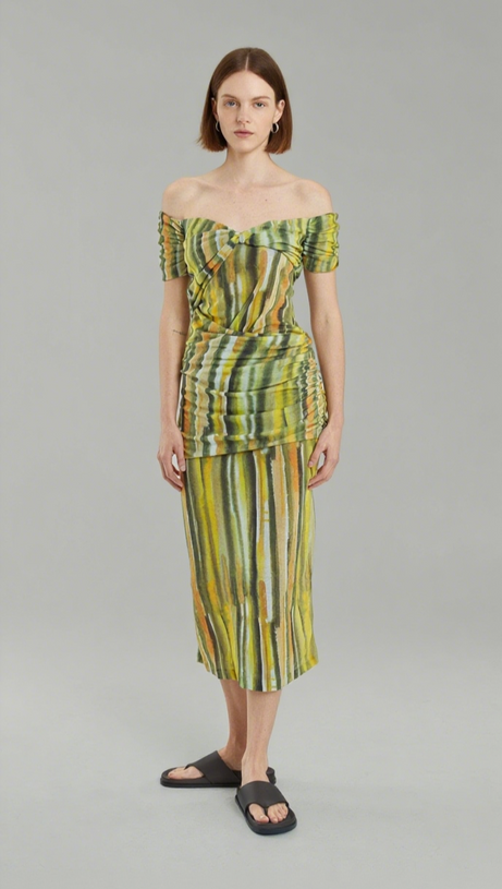 ABITO CON SPALLE SCOPERTE E VENTO | COLPO DI PENNELLO