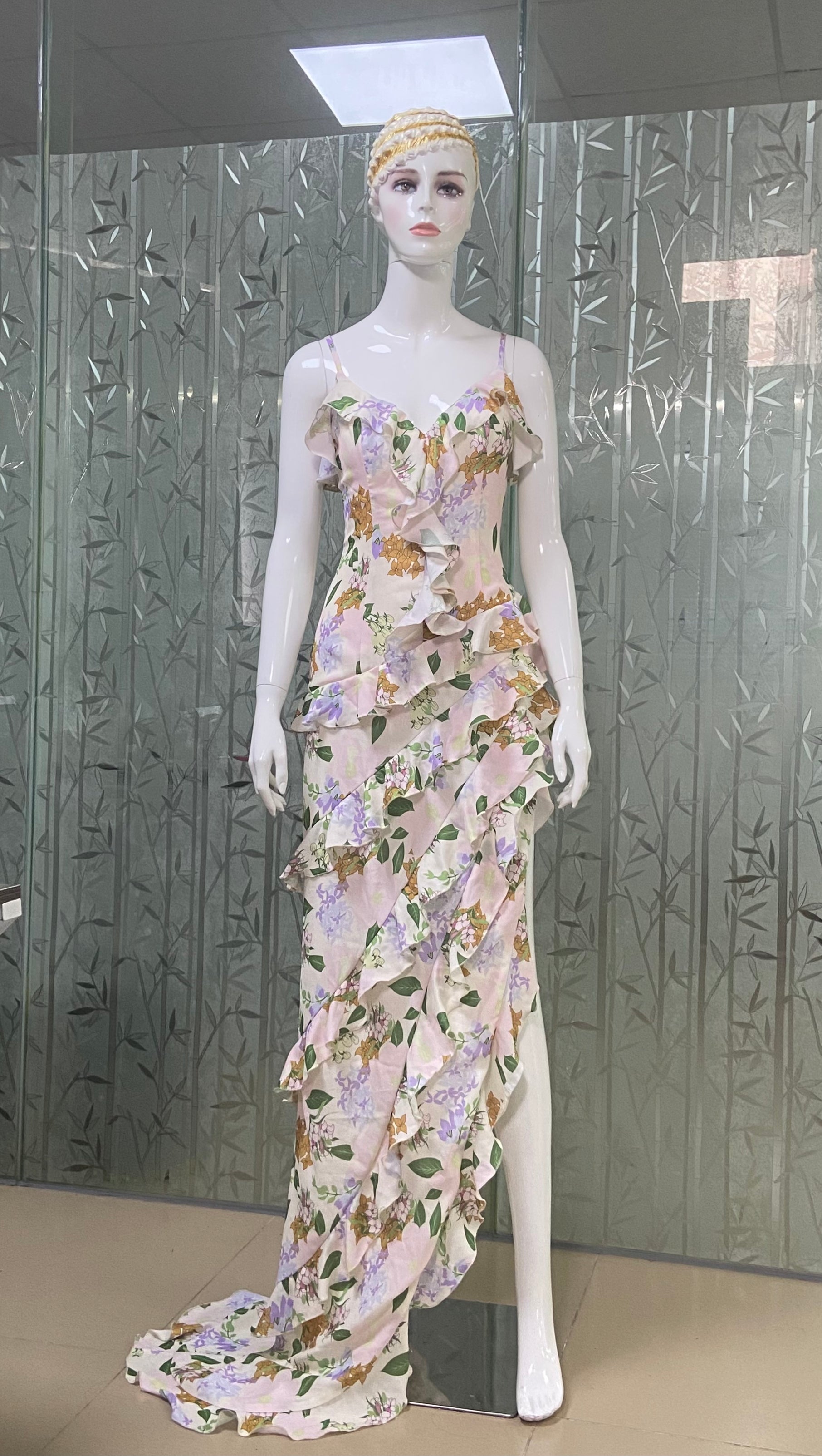 Asymmetrisches Maxikleid mit Rüschen und Blumenmuster in Beige