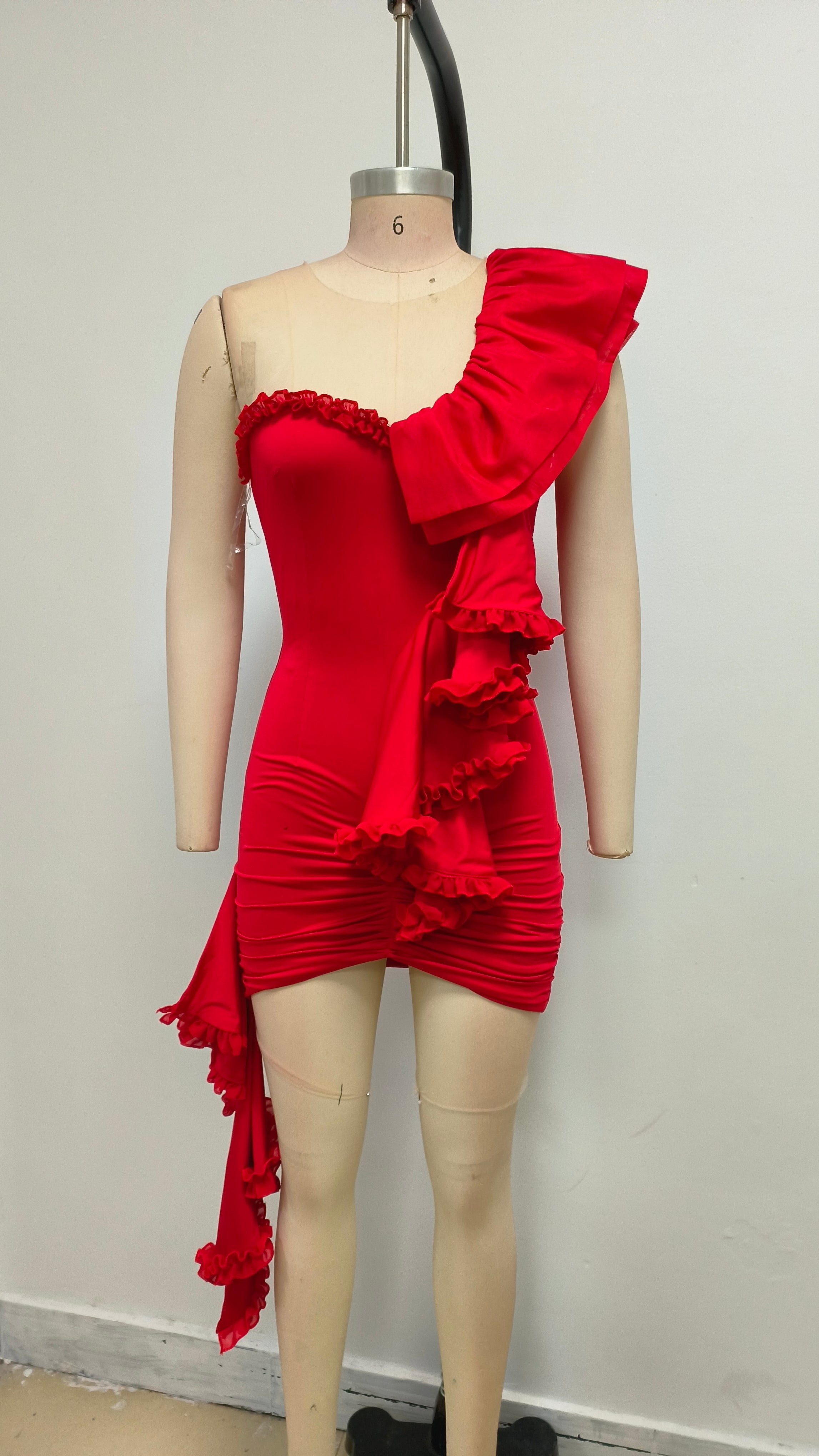 Rotes One-Shoulder-Kleid mit Schleife