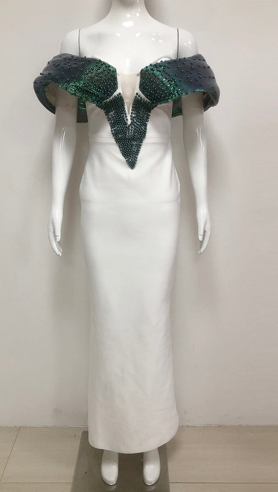 Schulterfreies, figurbetontes Maxikleid mit Perlenverzierung in Grün