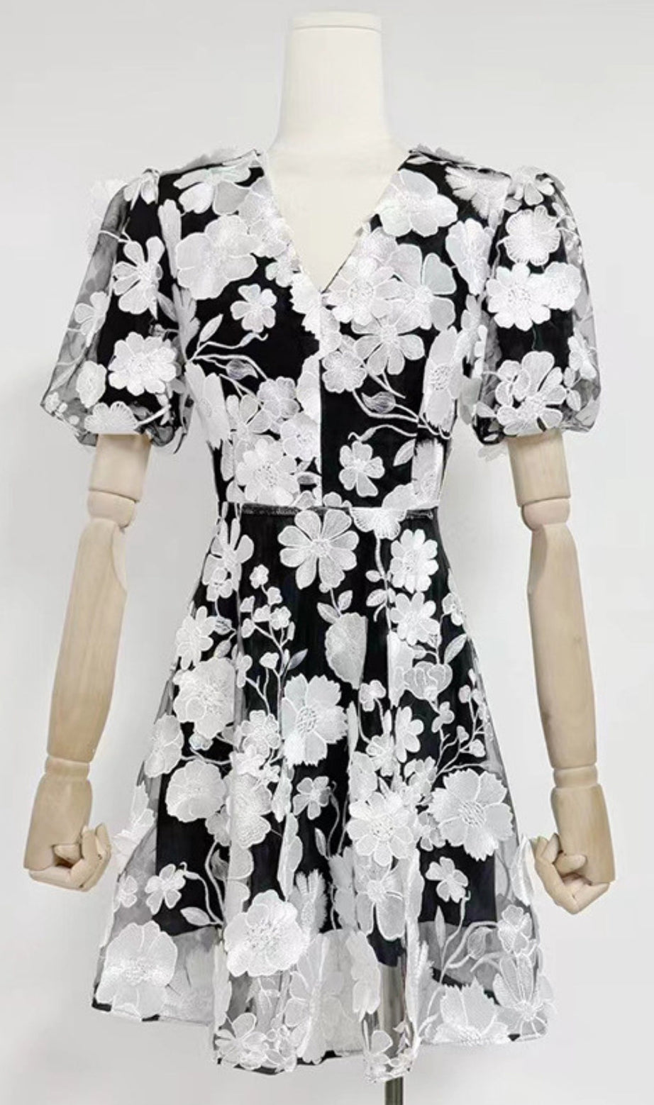 CHAYAN MINIKLEID MIT BLUMENSTICKEREI
