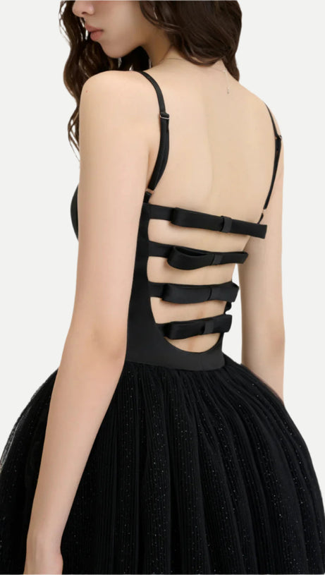 Celeste – Rückenfreies Minikleid aus Spitze mit Schleife in Schwarz