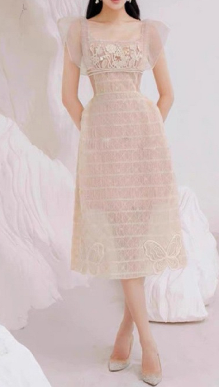 MIDIKLEID AUS SPITZE MIT ECKIGEM AUSSCHNITT IN BEIGE