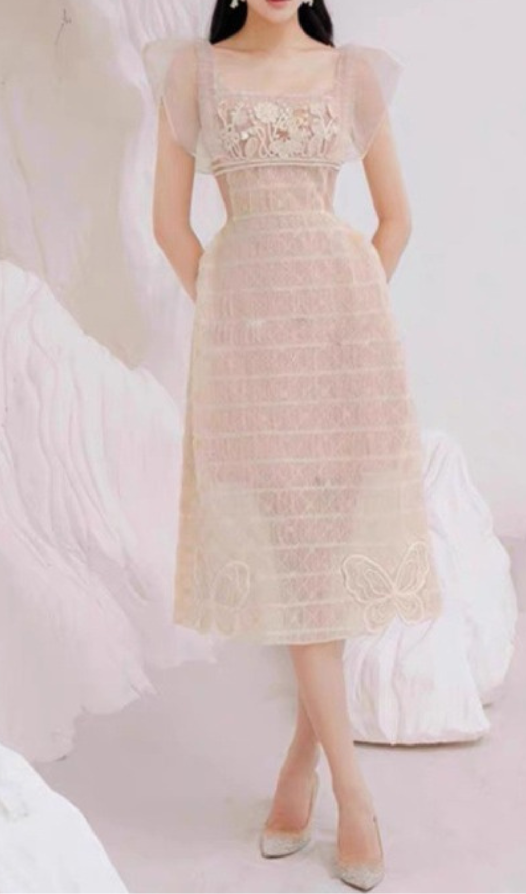 MIDIKLEID AUS SPITZE MIT ECKIGEM AUSSCHNITT IN BEIGE