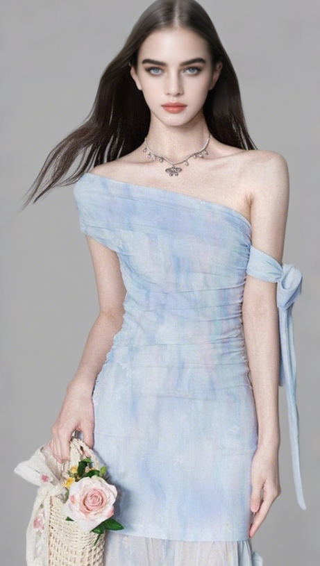 Rosalind – Schmal geschnittenes Maxikleid mit One-Shoulder-Träger und Plissee in Blau