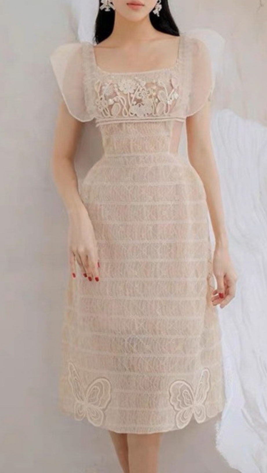 MIDIKLEID AUS SPITZE MIT ECKIGEM AUSSCHNITT IN BEIGE