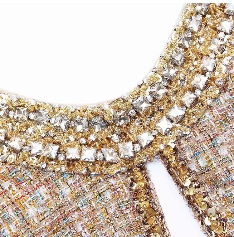 VERZIERTES MINIKLEID AUS BOUCLÉ 