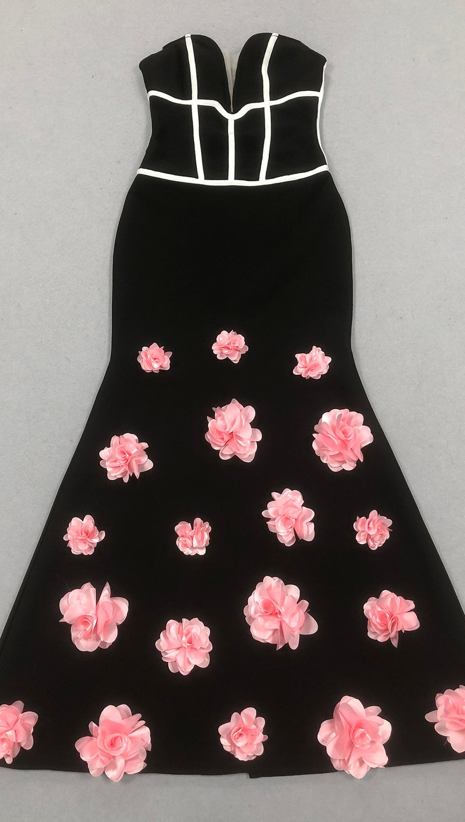 Trägerloses Maxikleid mit Blumenverzierung in Schwarz