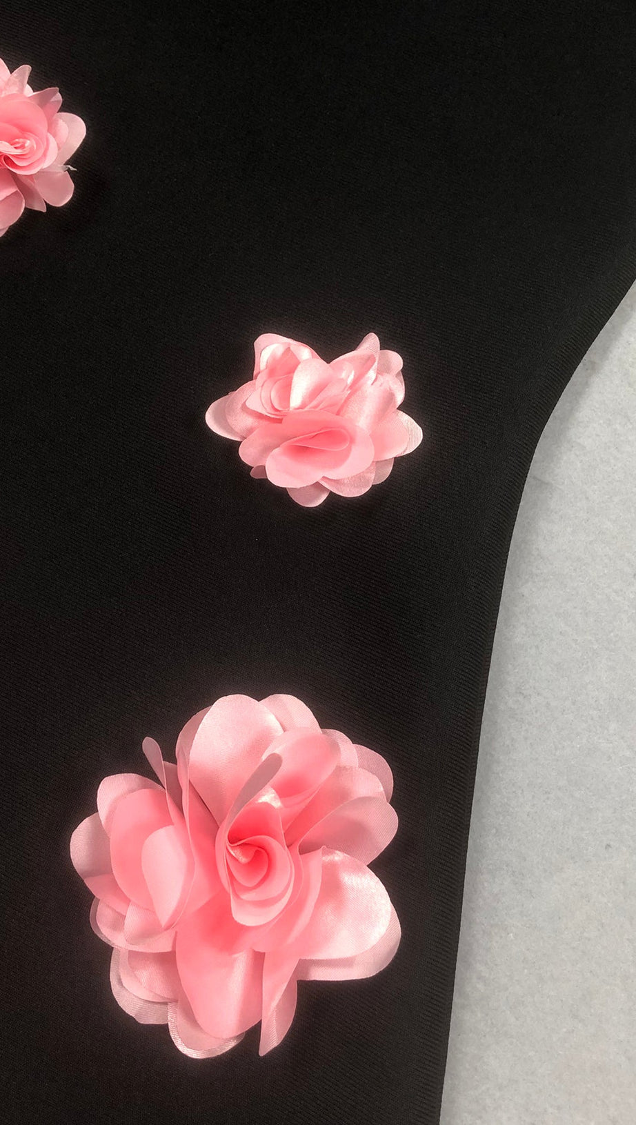 Trägerloses Maxikleid mit Blumenverzierung in Schwarz