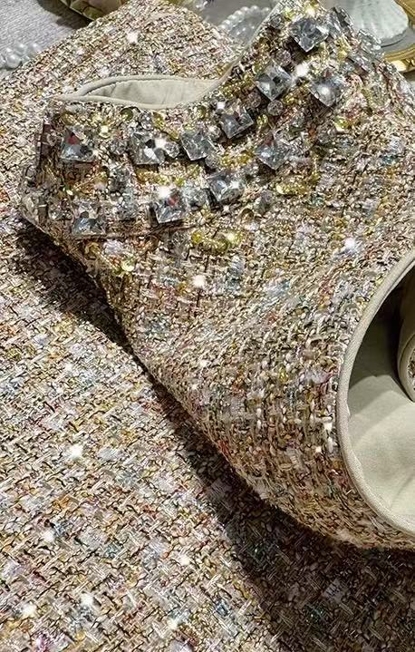 VERZIERTES MINIKLEID AUS BOUCLÉ 