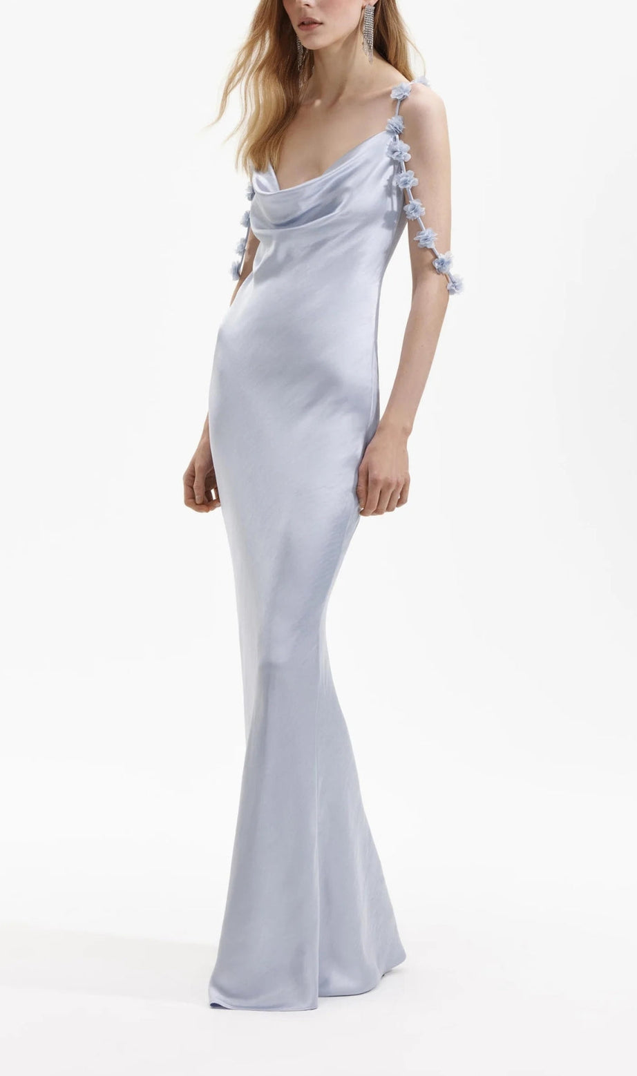 BLAUES SATIN-MAXIKLEID MIT BLUMEN