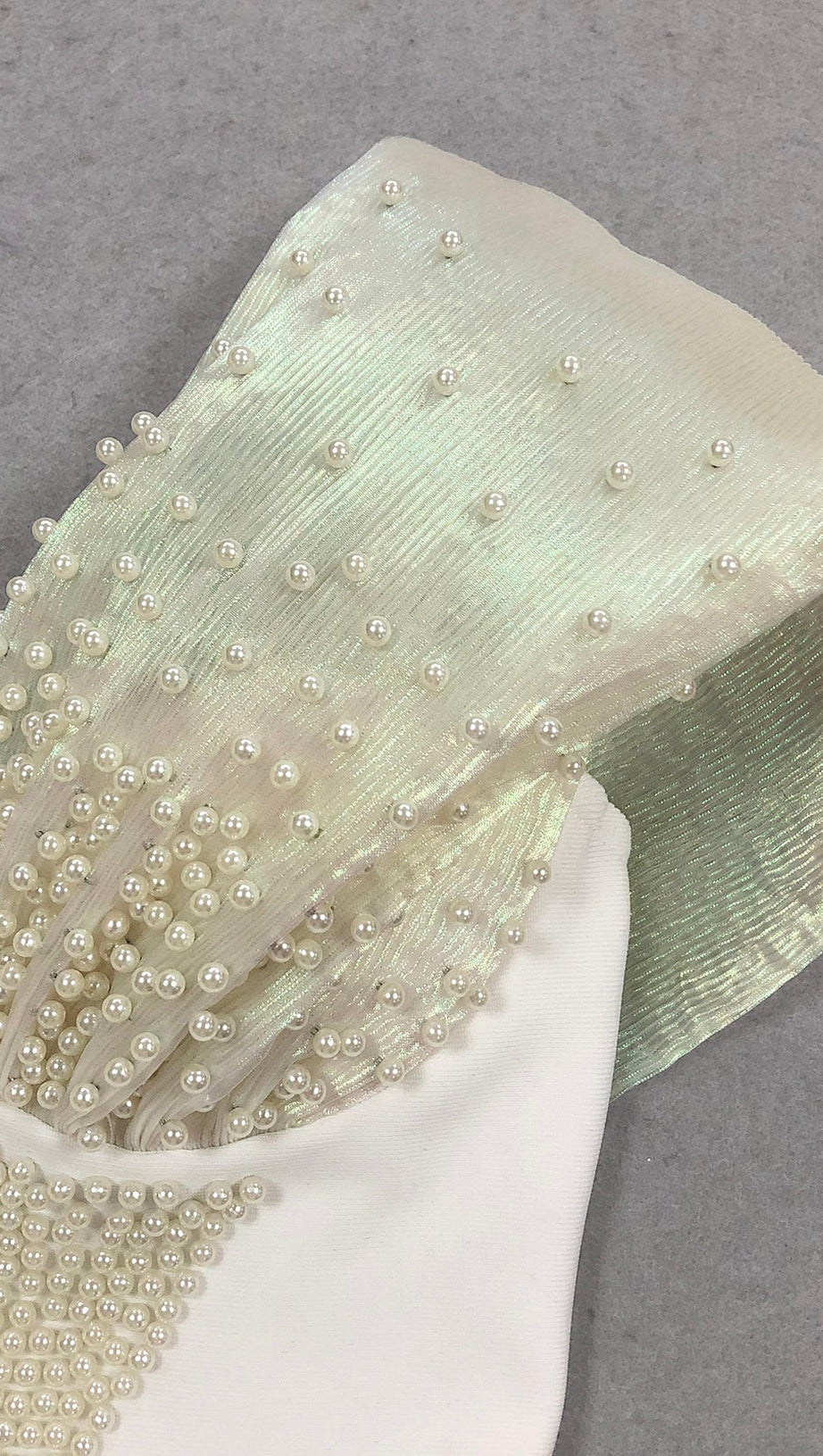 Schulterfreies, figurbetontes Maxikleid mit Perlenverzierung in Weiß