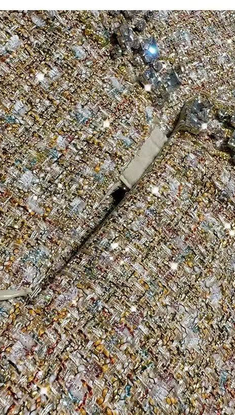 VERZIERTES MINIKLEID AUS BOUCLÉ 