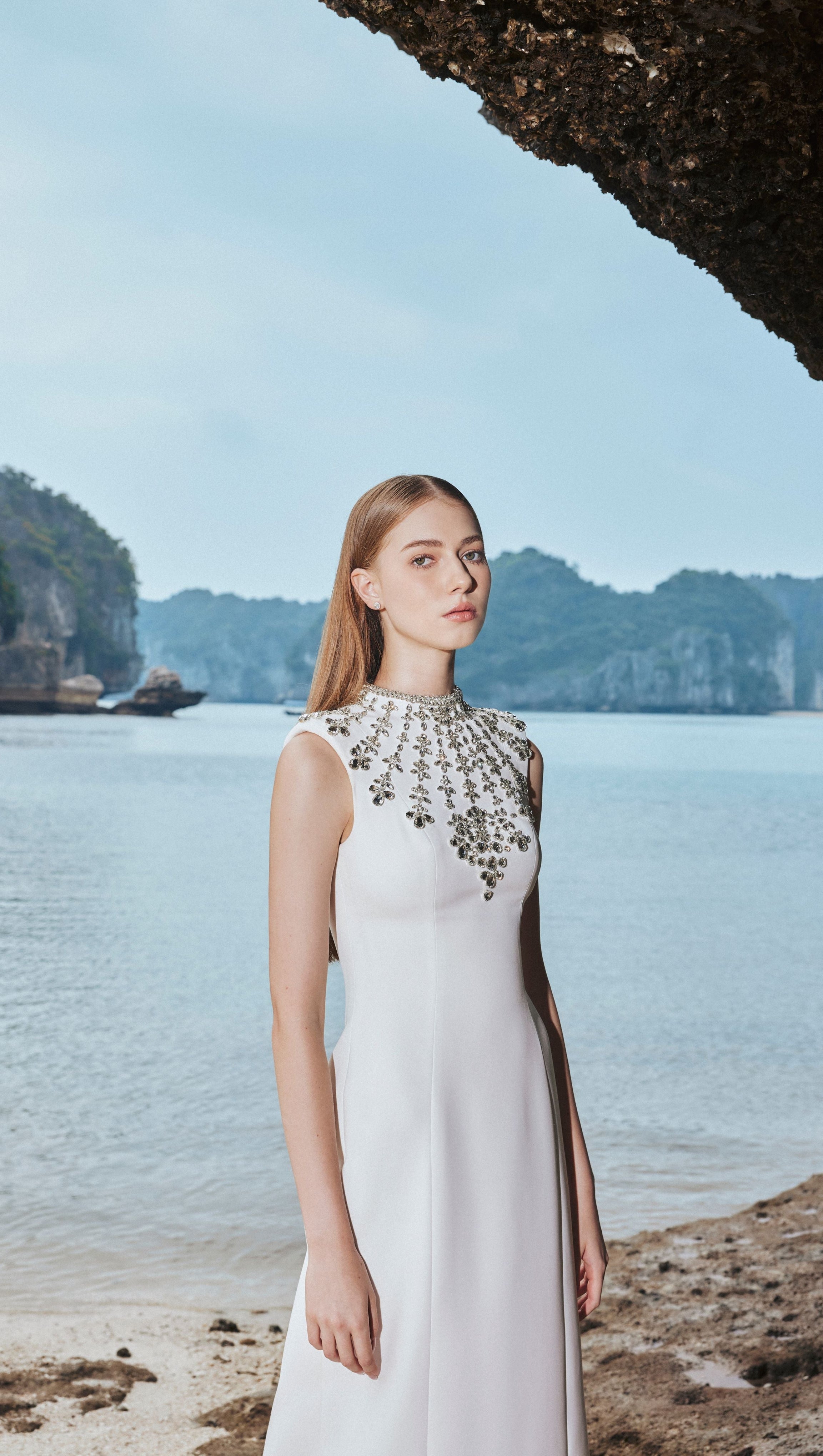 WEISSES ÄRMELLOSES, figurbetontes Maxikleid mit Steinverzierung