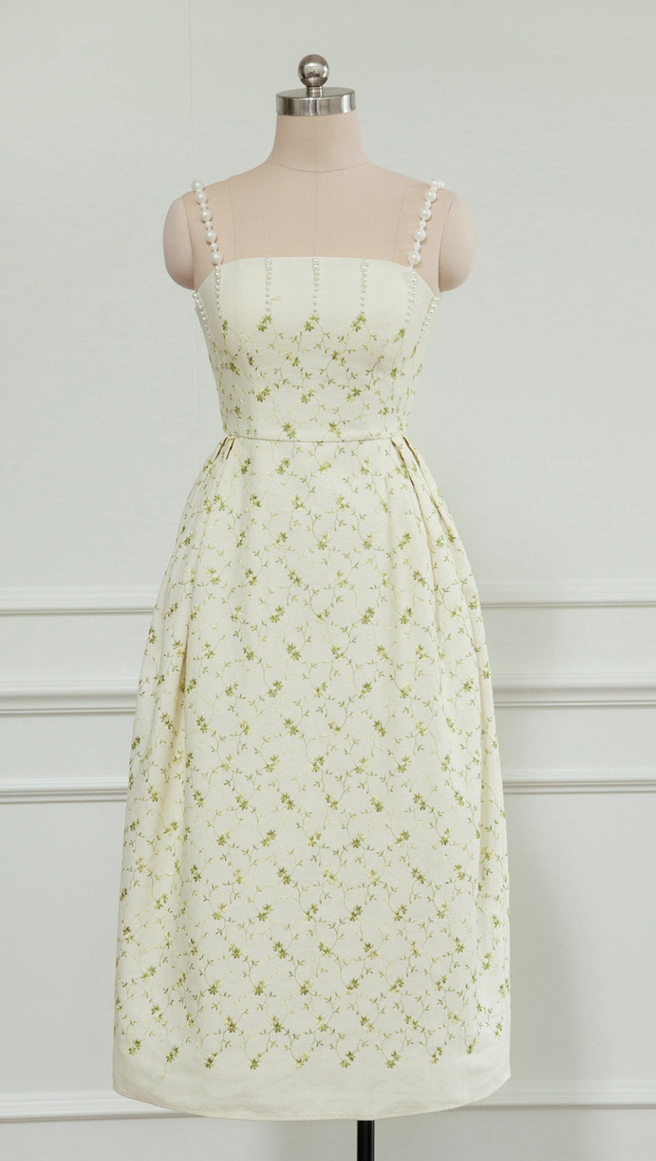 GRÜNES MIDIKLEID MIT PERLTRÄGERN UND DRUCK