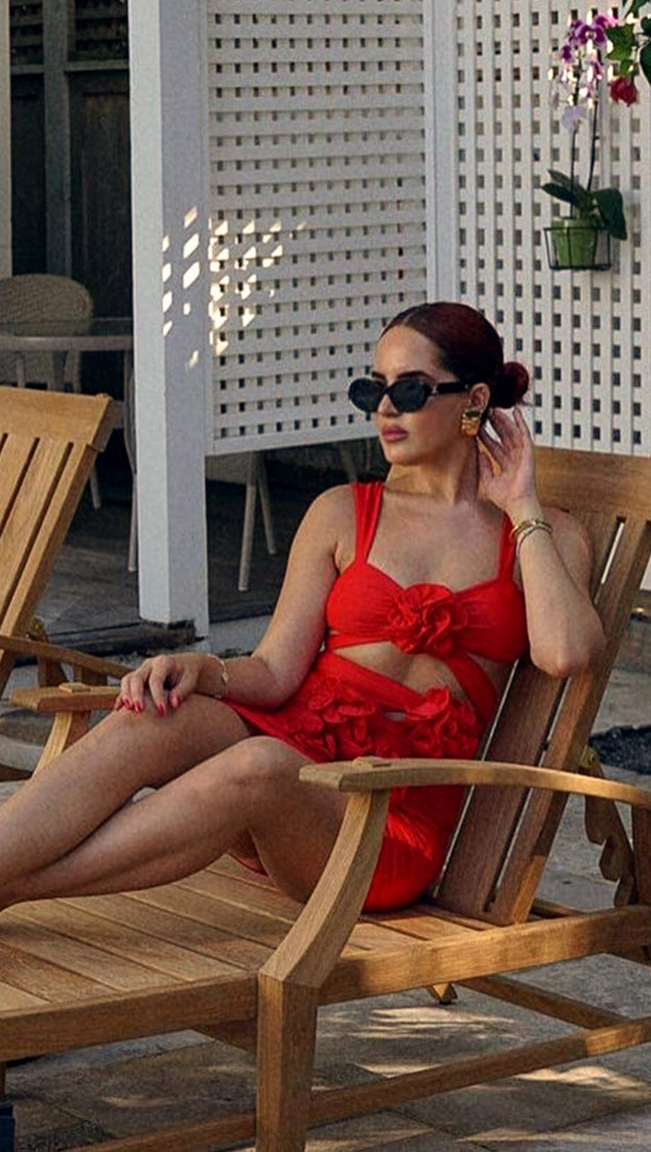 ROTER BADEANZUG UND ROCK MIT 3D-BLUMEN