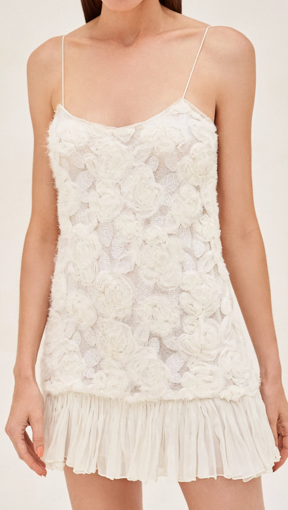 MINIKLEID MIT BLUMENAPPLIKATIONEN UND PLISSIERTEM SAUM IN WEISS