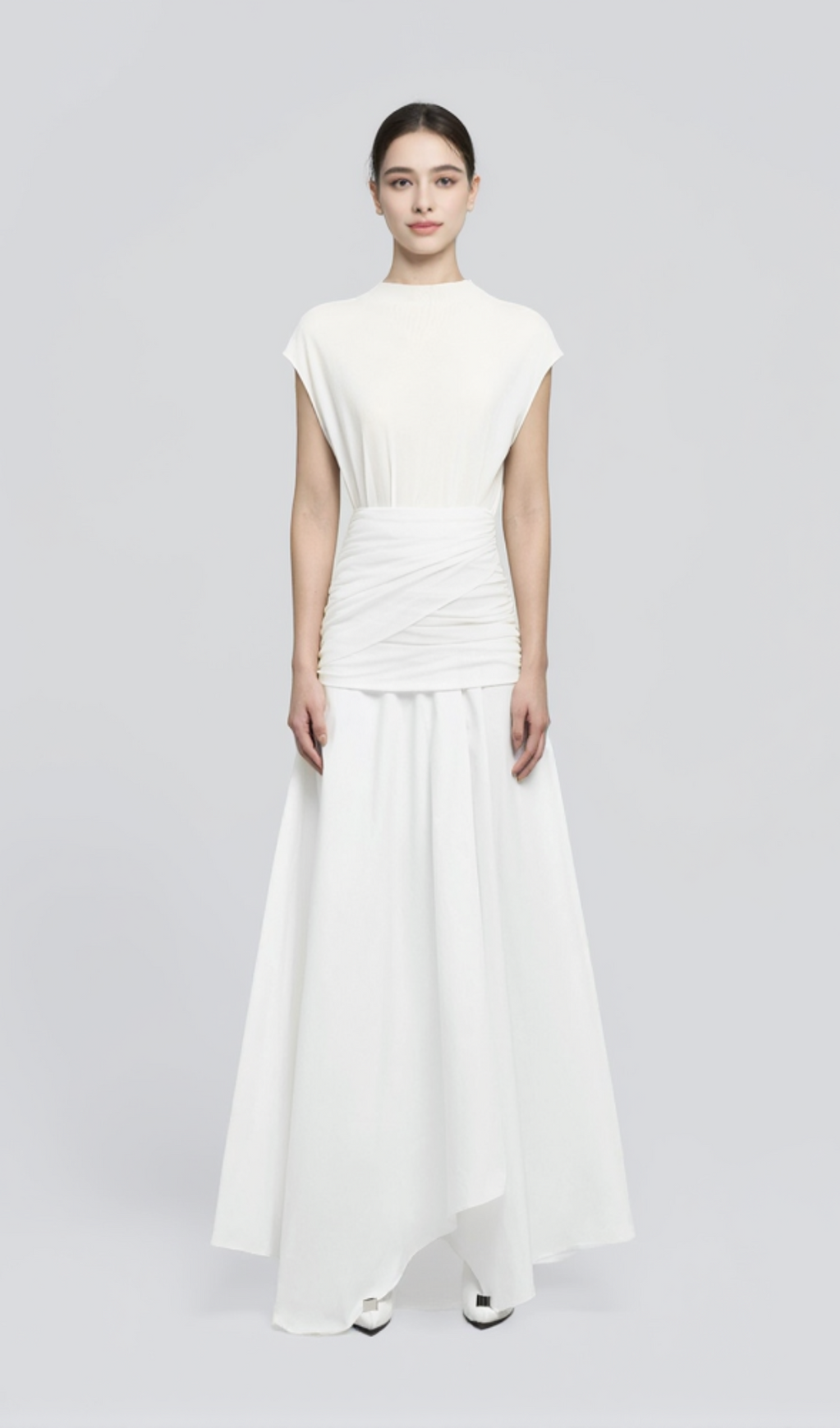 ABITO MIDI BIANCO CON PIEGHE INCROCIATE IN VITA E ORLO ASIMMETRICO