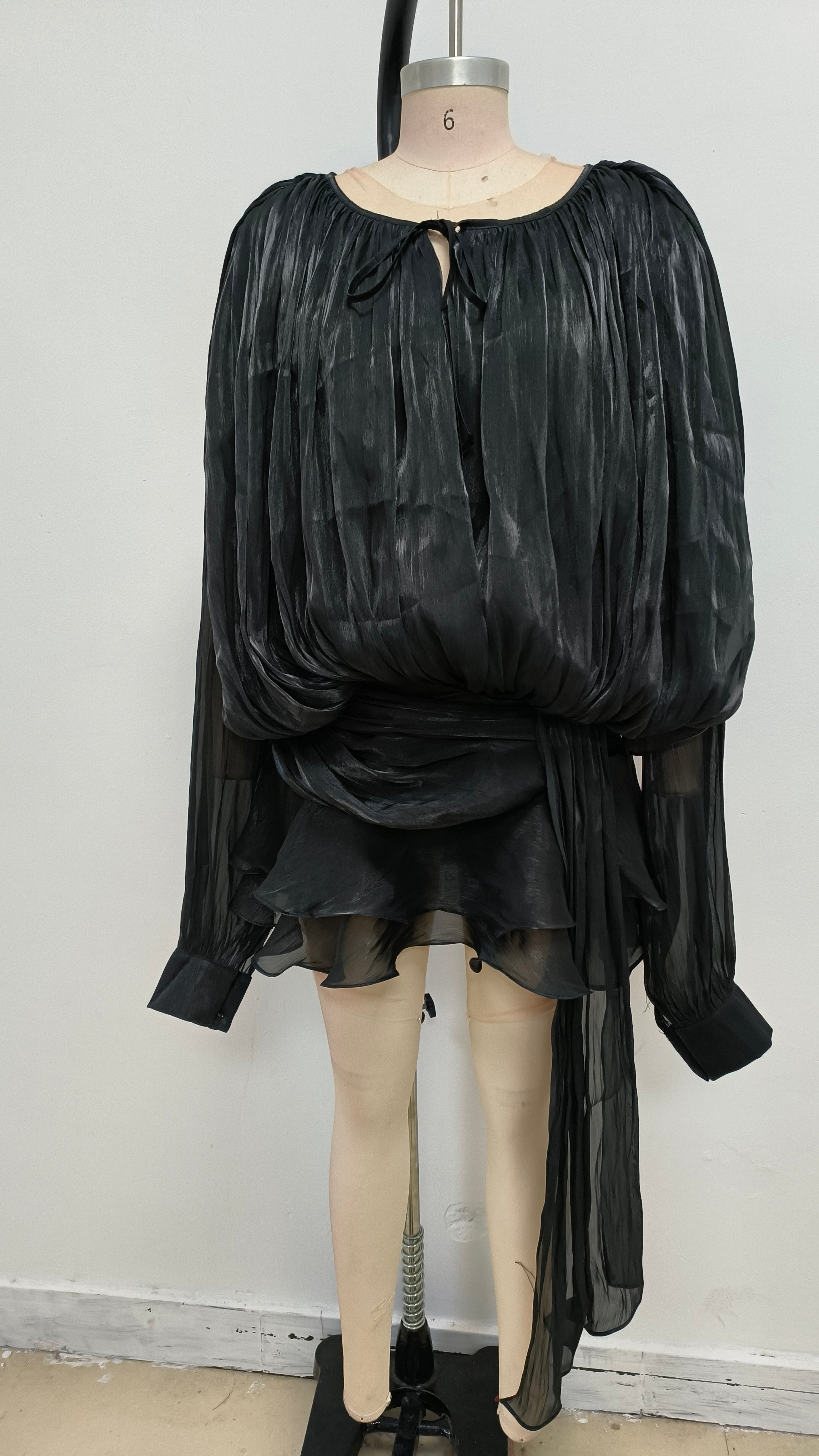 Schwarzes langärmliges Minikleid mit Schleife 